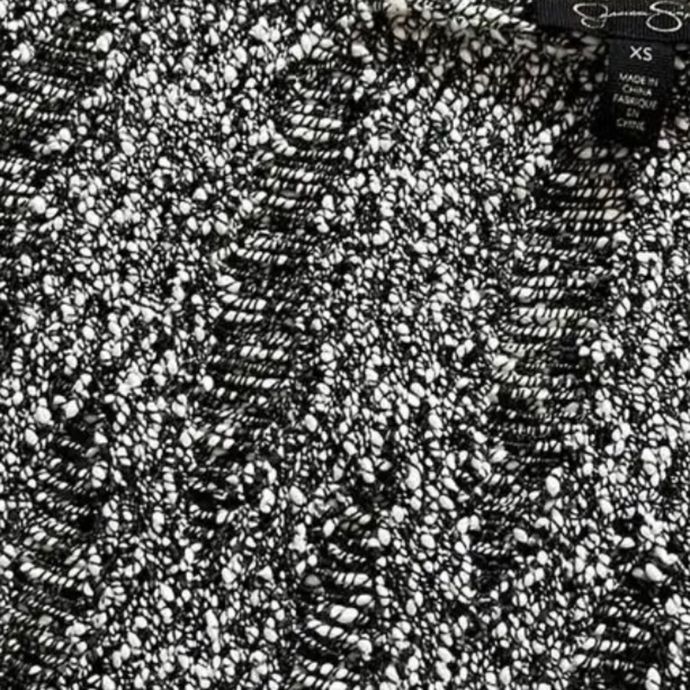 𝐉𝐄𝐒𝐒𝐈𝐂𝐀 𝐒𝐈𝐌𝐏𝐒𝐎𝐍 Blk & Wht Mesh/Slash Design Sweater - Picture 5 of 7